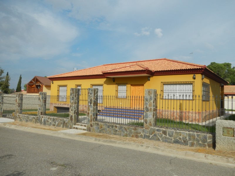 CL PINO HERMOSO - PINO GRANDE 66-CARMONA (SEVILLA)