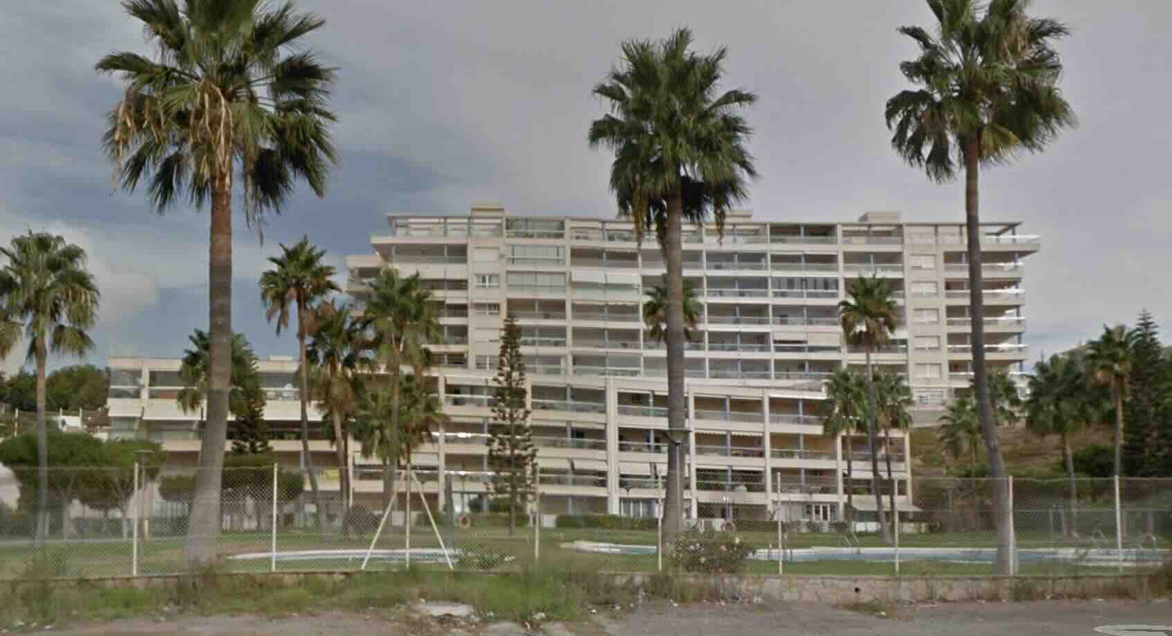 Nave industrial en Antas y ático en Roquetas de Mar